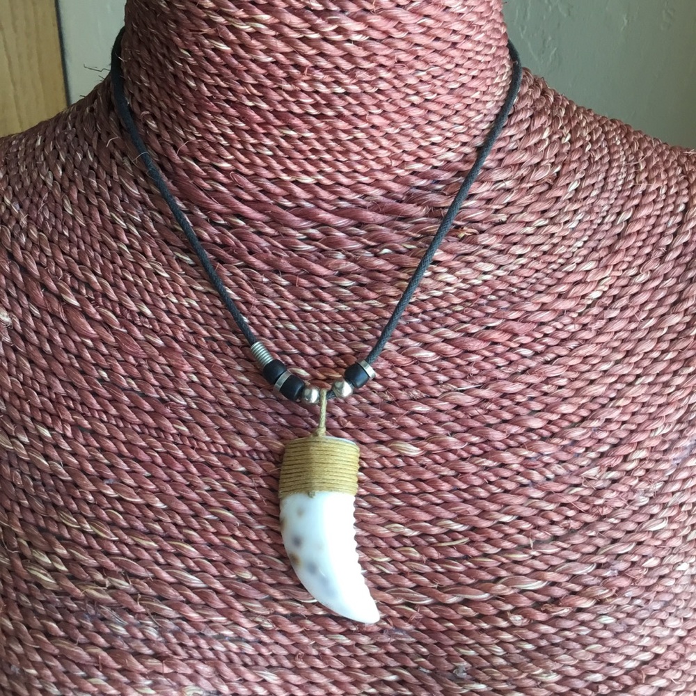 Edgy Shell 🐚 Necklace - Picture 3 of 3